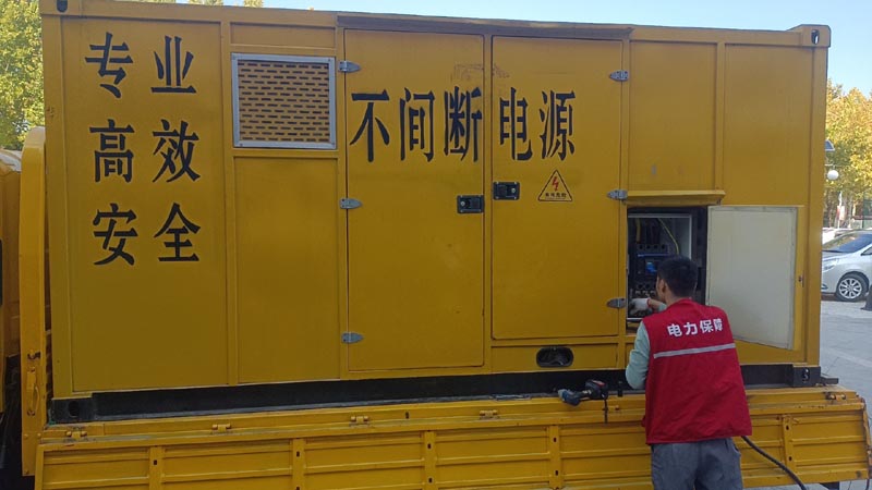 赤城柴油发电机组和UPS电源配合使用时，如何避免切换过程中的电力中断？