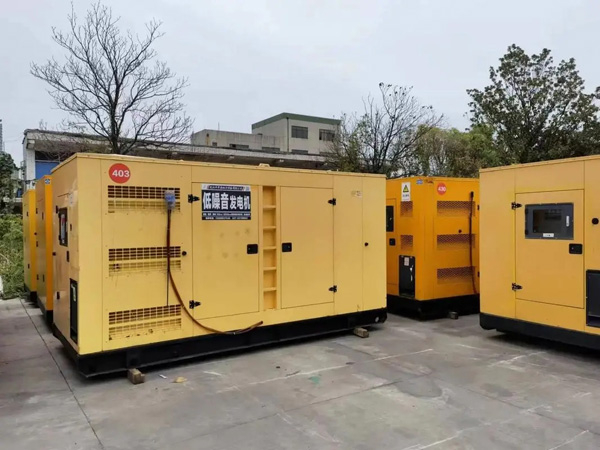 赤城如何检查柴油发电机的空气滤清器是否需要更换？